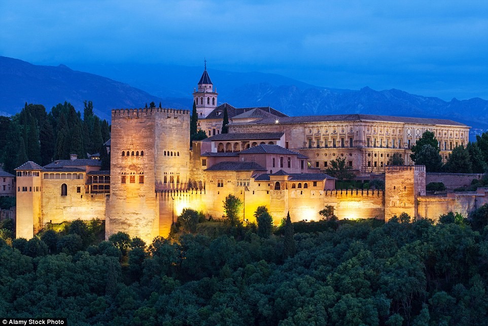 Lâu đài Alhambra, Granada, Tây Ban Nha: Alhambra ban đầu được xây dựng với mục đích quân sự, sau đó đóng vai trò như một tòa án Công giáo vào năm 1492. Sau này, vô vàn công trình được xây dựng tại đây, như các đồn trú, nhà thờ và tu viện. Lâu đài xuống cấp vào thế kỷ 18, tuy nhiên đã được tu bổ và phục chế vào thế kỷ 19.